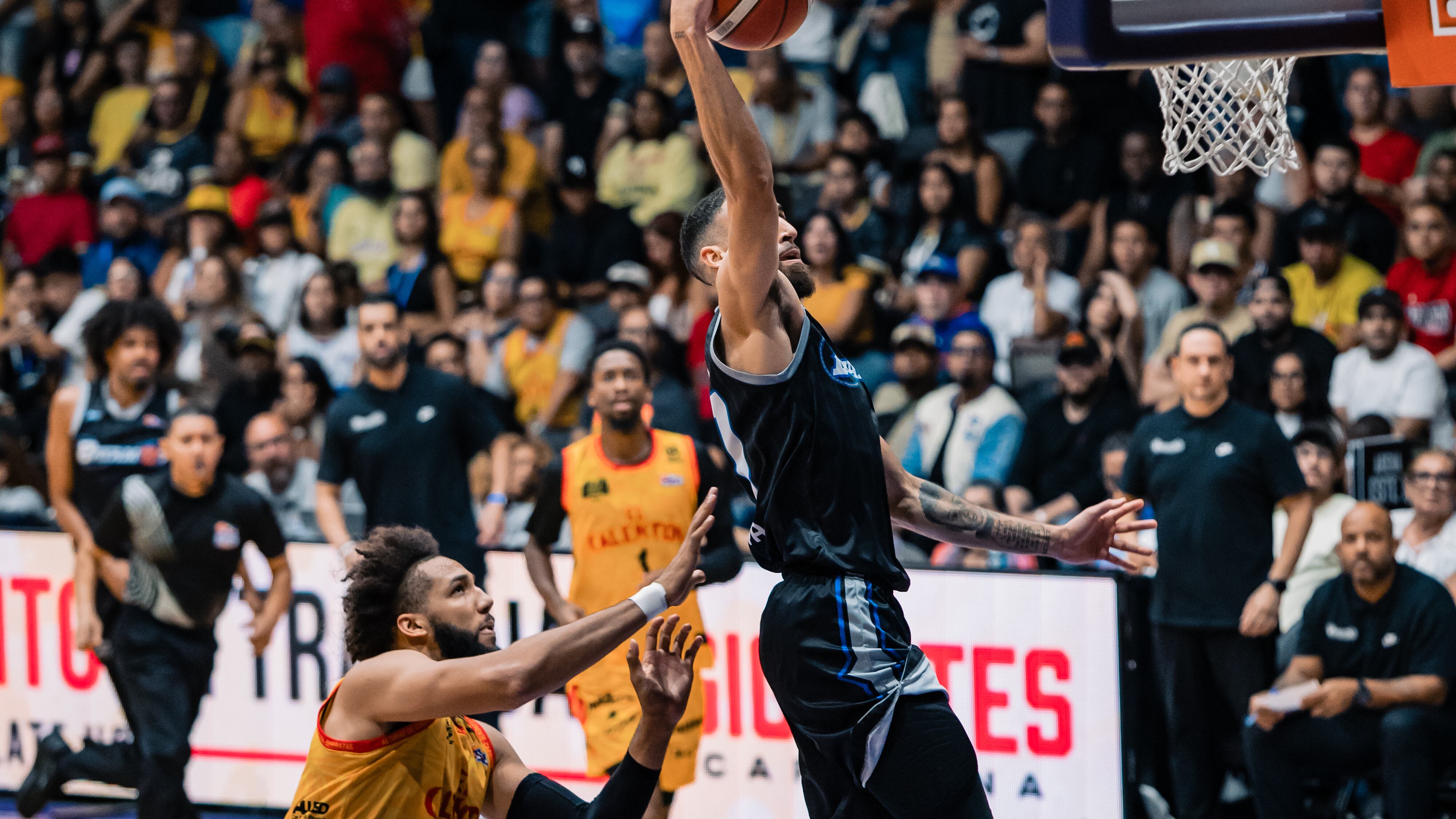 Los Vaqueros dominan la serie 2-0 ante los Gigantes de Carolina.