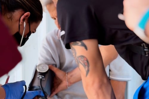 Doctores realizan misiones médicas en comunidades con poco acceso a salud