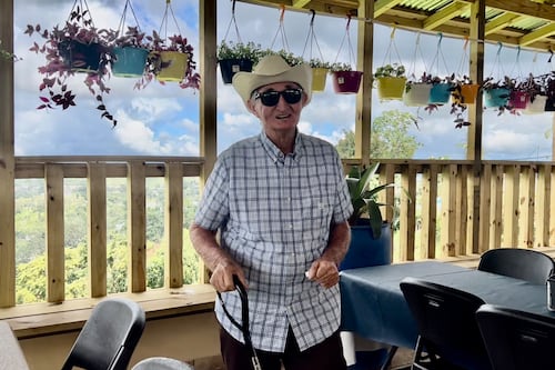 Comunidad se une en oración por Don Nando, ícono de las longanizas de Naranjito