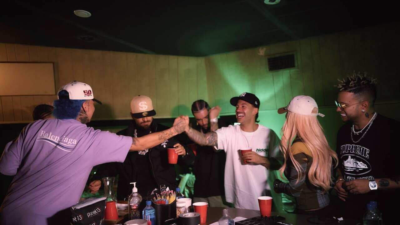 Piden a Karol G bajar +57 de las plataformas digitales