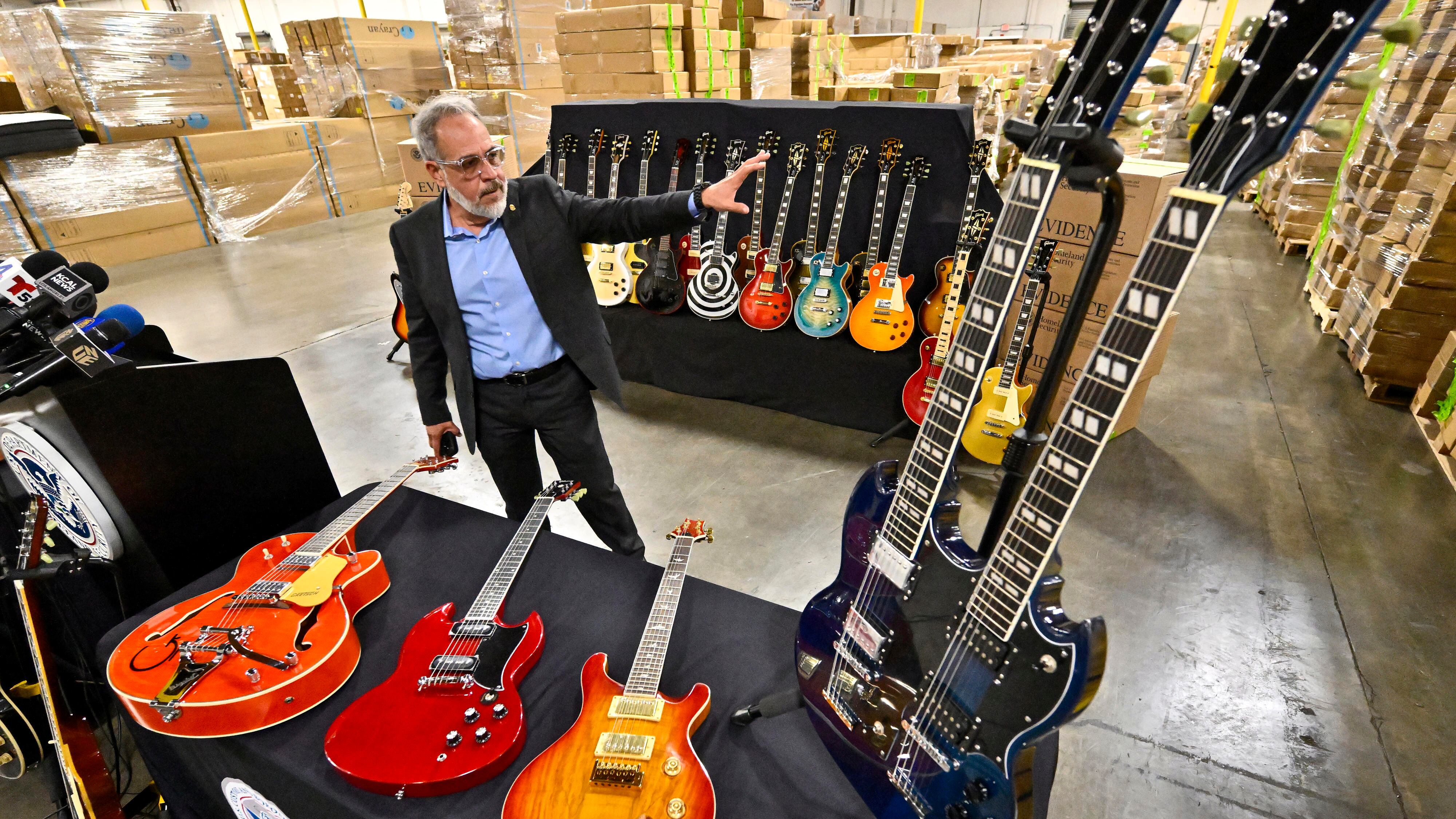 Jaime Ruiz, portavoz de la Oficina de Aduanas y Protección Fronteriza de EEUU, muestra guitarras falsas durante una conferencia de prensa en Carson, California, el martes 26 de noviembre de 2024. (Jeff Gritchen/The Orange County Register vía AP)
