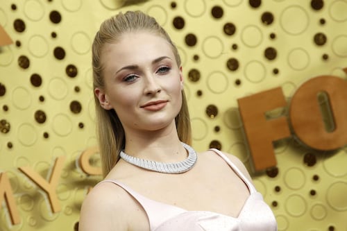 Detienen rodaje de la serie ‘Tomb Raider’ tras lesión de Sophie Turner