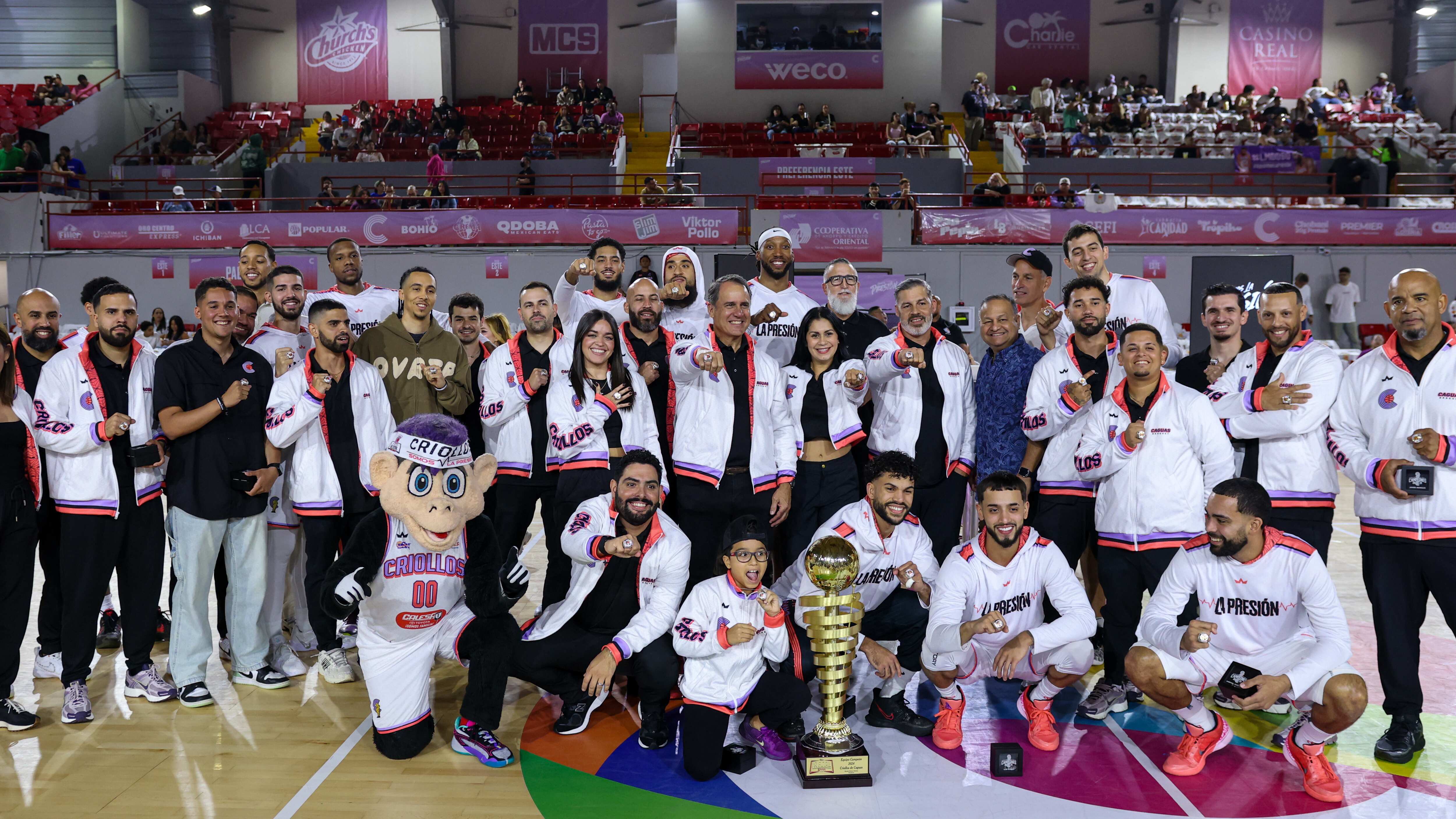 Criollos de Caguas reciben la sortija del campeonato 2024 en una ceremonia previa al triunfo de esta noche ante los Osos de Manatí