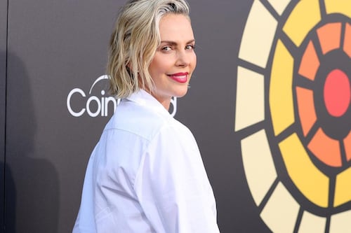 Charlize Theron se “esta divirtiendo”  con un ex de Halle Berry y Kim Kardashian