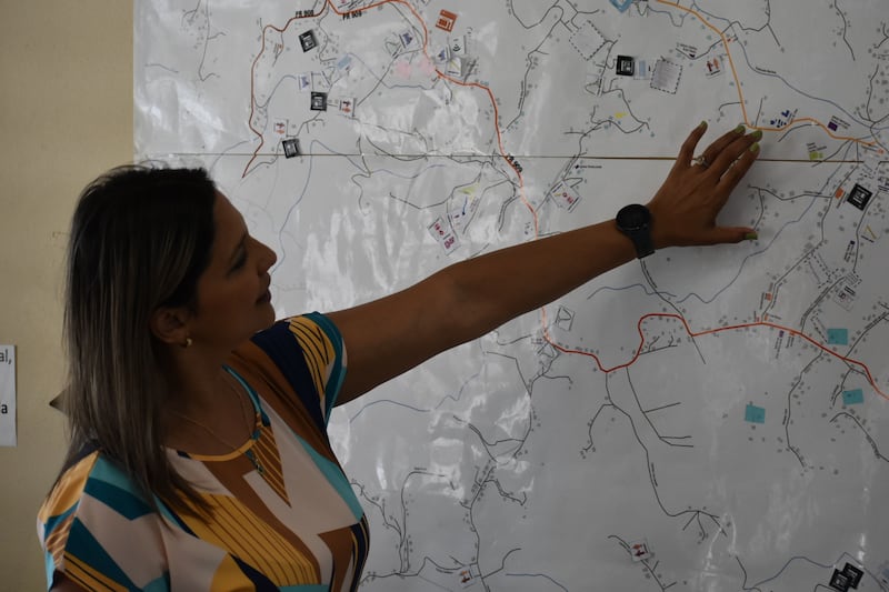 En la foto, Ricarda Figueroa, una de las líderes de la comunidad, muestra los activos del barrio. | Centro de Periodismo Investigativo