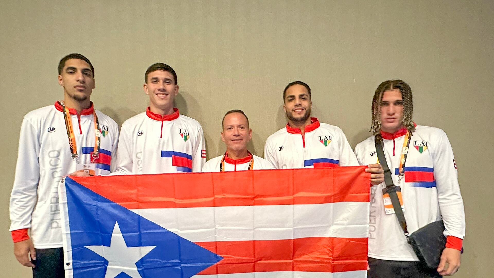 El equipo masculino de los Gallitos de la UPR de Río Piedras y su dirigente Grimaldi Maldonado . Estos culminaron invictos en la fase de grupo. (Suministrada)