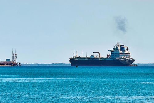Barco petrolero entra en puerto cubano en pleno bloqueo energético de Estados Unidos