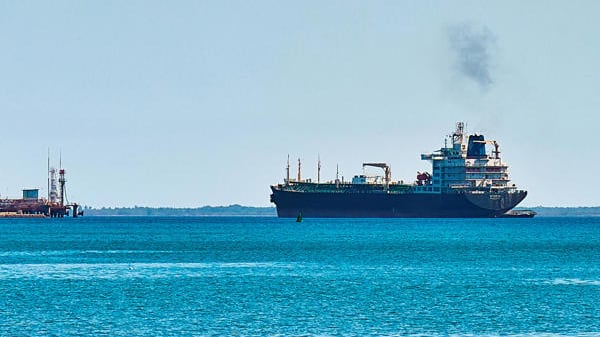 Fotografía que muestra un barco de combustibles en la bahía de Matanzas en La Habana (Cuba). EFE/ STR