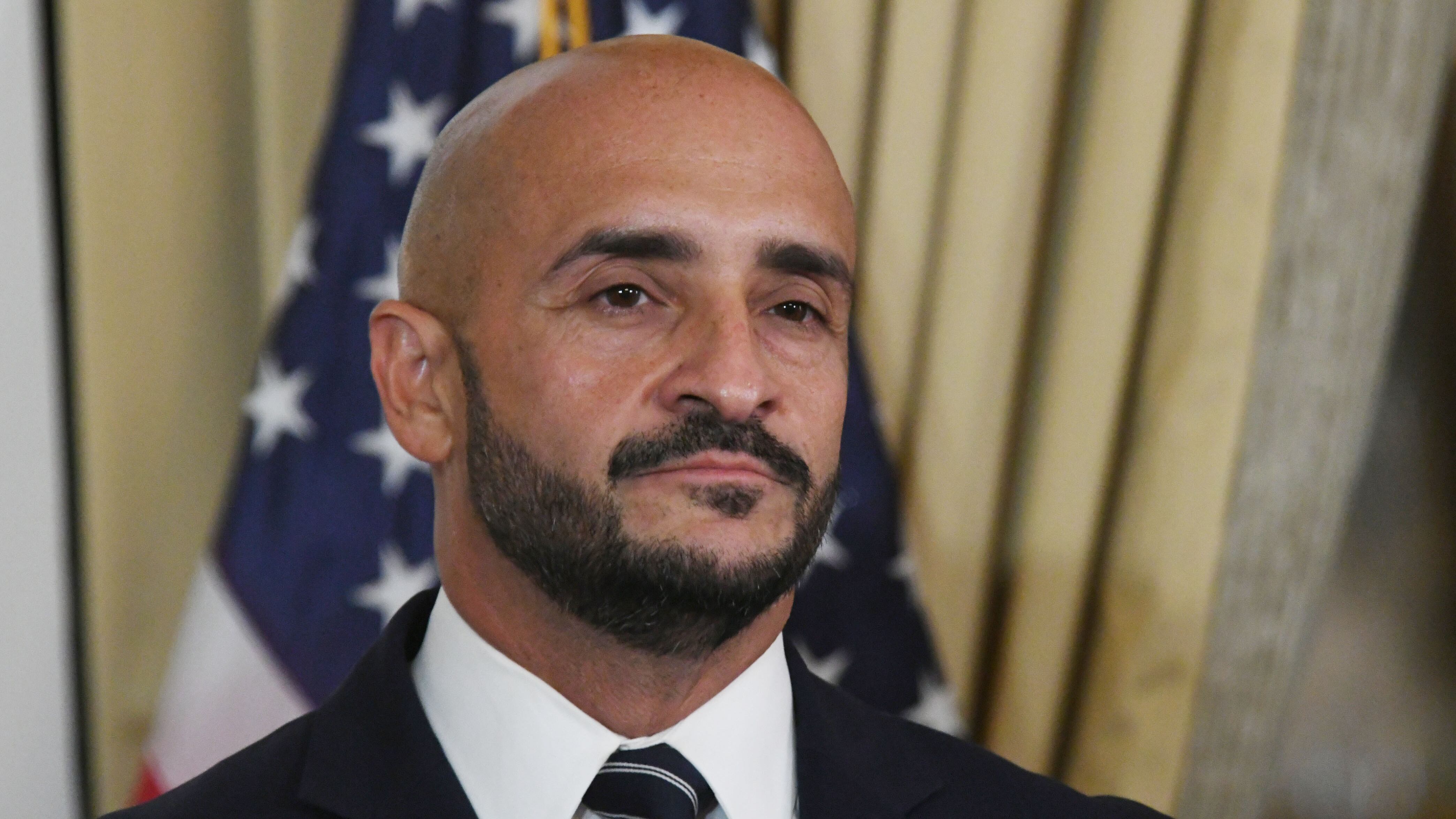 Joseph González como Comisionado de la Policía