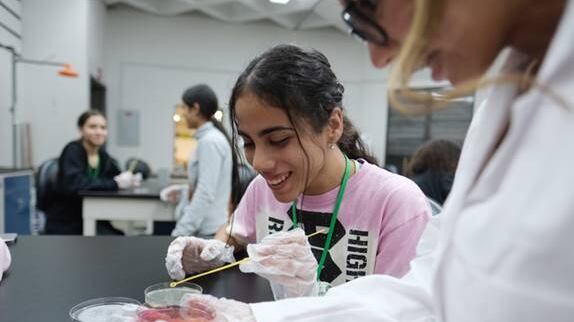 Invitan a chicas a ser parte del Programa Semillas de Triunfo de CienciaPR libre de costo.
