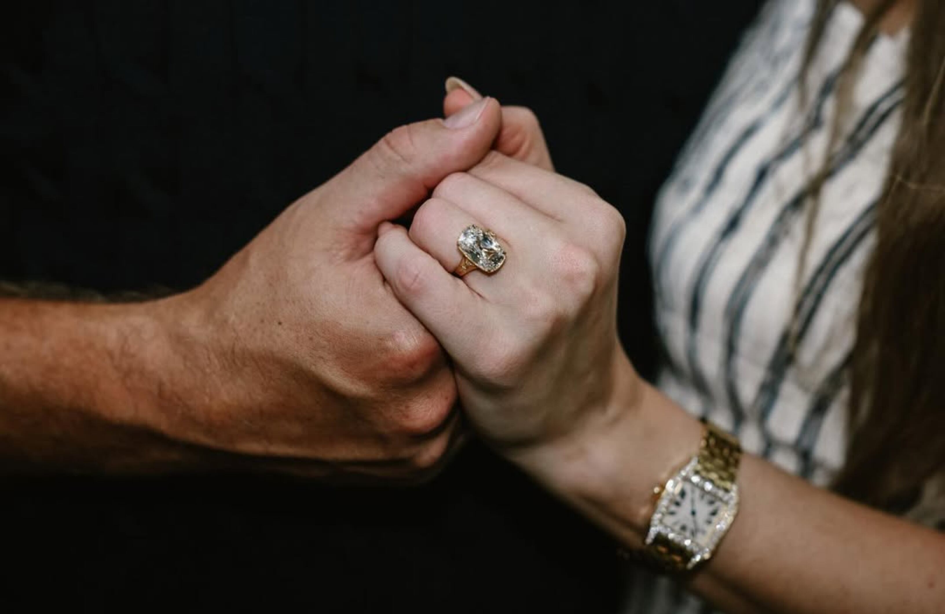 Taylor Swift y Travis Kelce emocionan al mundo con su compromiso y románticas fotos juntos