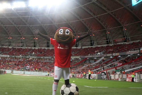 Mascota del fútbol brasileño es denunciada por acoso sexual