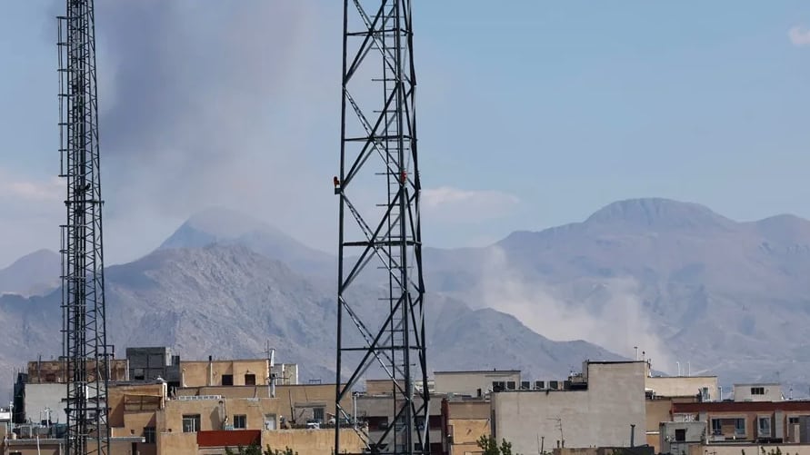 Columnas de humo sobre Teherán tras un nuevo ataque de EE.UU. e Israel este 7 de abril. EFE/EPA/Abedin Taherkenareh