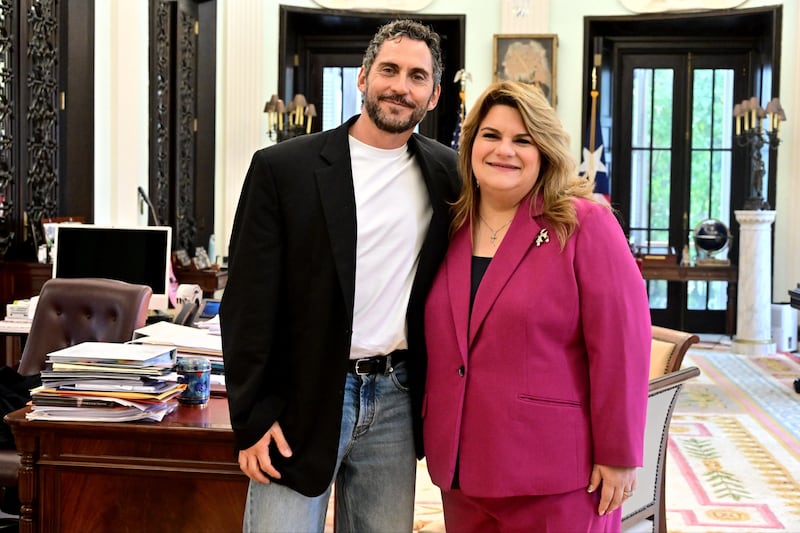 Paco León junto a la gobernadora de Puerto Rico.