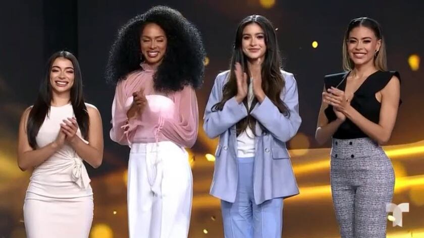 Génesis M. Dávila Pérez (segunda de izquierda a derecha) y Ediris Joan Rivera Berríos (esquina derecha).