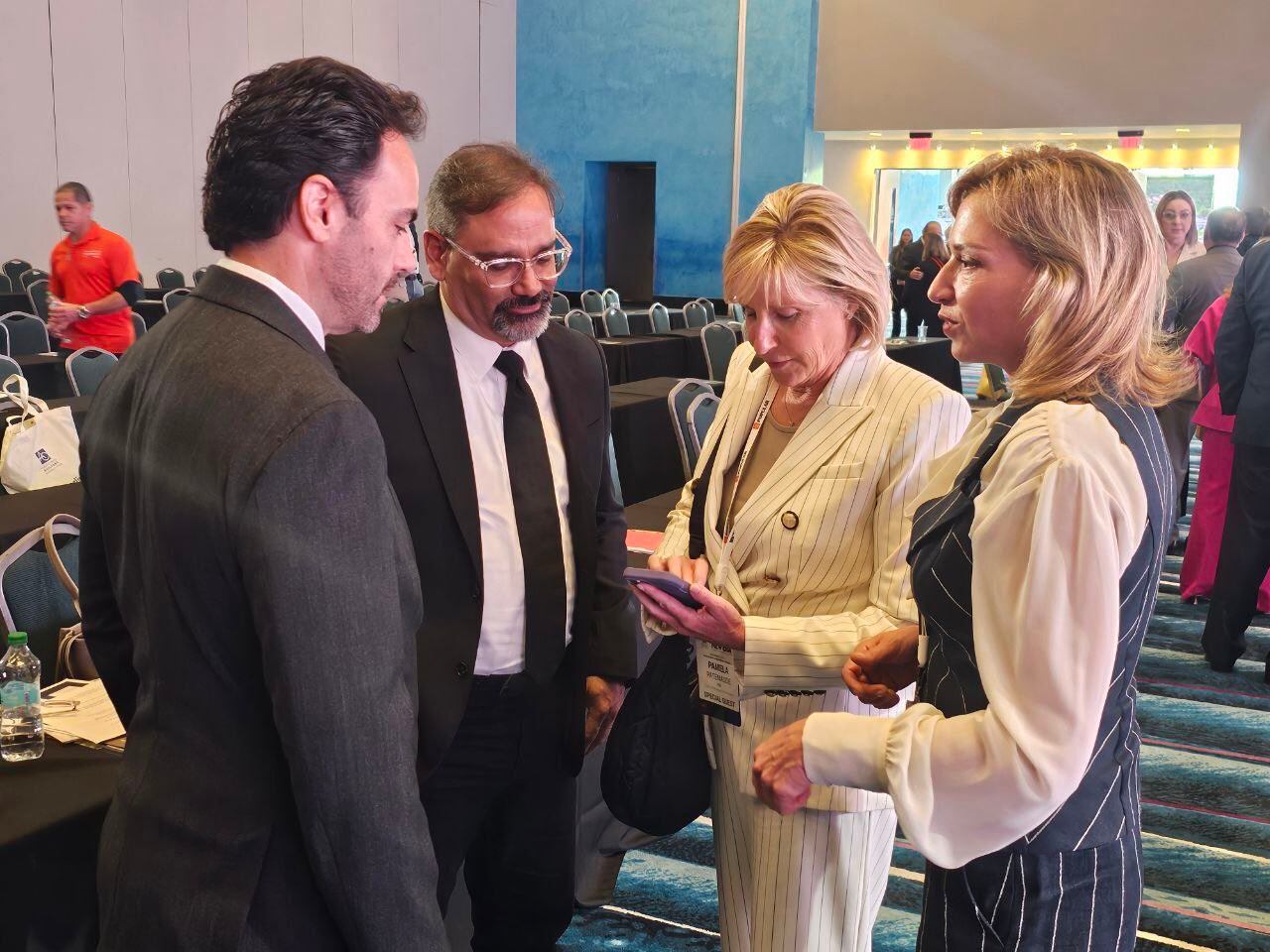 Pamela Patenaude, segunda desde la derecha, estuvo en la convención anual de la Asociación de Constructores de Puerto Rico (ACPR) celebrada este mes, en San Juan. La acompañan el presidente de la ACPR, Agustín Rojo Montilla; el director ejecutivo del COR3, Eduardo Soria Rivera; y Pinsy Rivera Ortiz, presidenta entrante de ACPR.