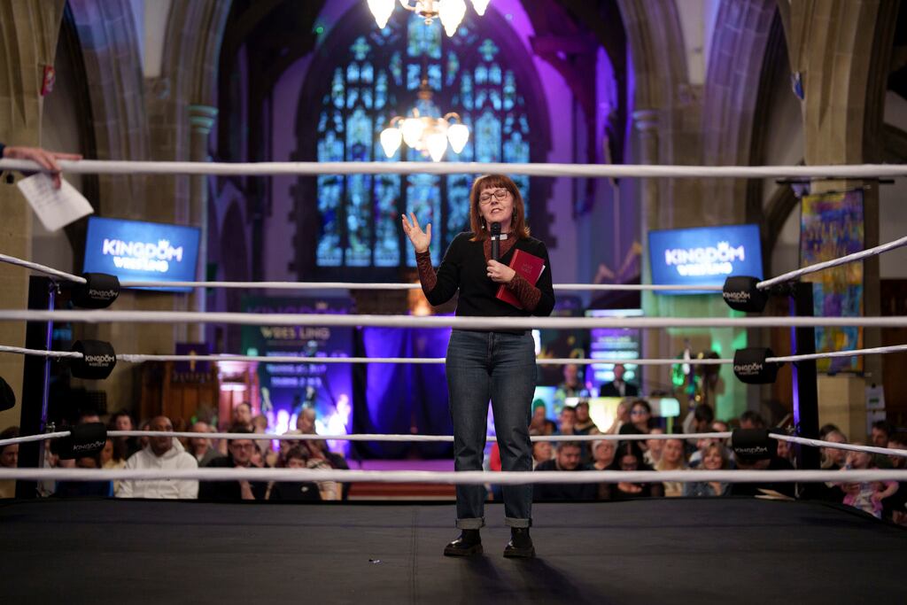 La reverenda Natasha Thomas predica a los espectadores antes del espectáculo de Kingdom Wrestling, el sábado 29 de marzo de 2025, en la iglesia de San Pedro en Shipley, Reino Unido. (AP Foto/Jon Super)