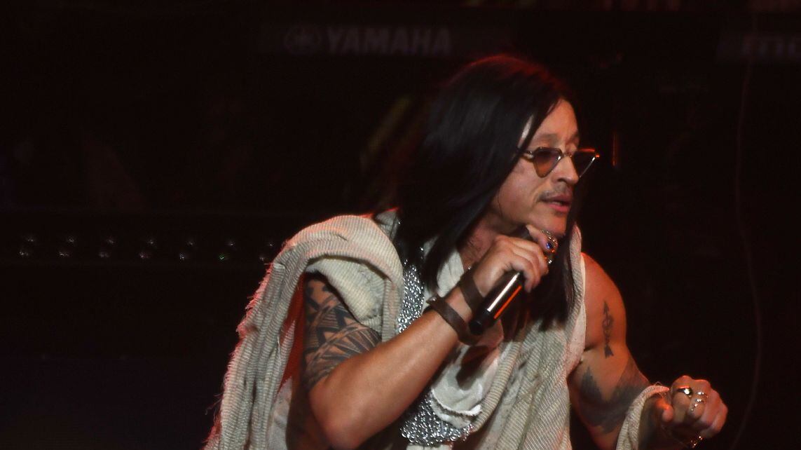 Elvis Crespo se presenta en el Coliseo de Puerto Rico.