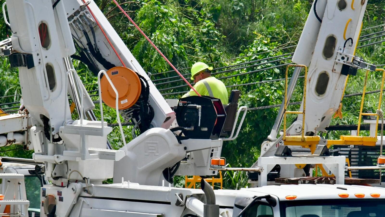Trabajadores de la empresa LUMA Energy, realizan labores en Fajardo tras paso de la tormenta Ernesto