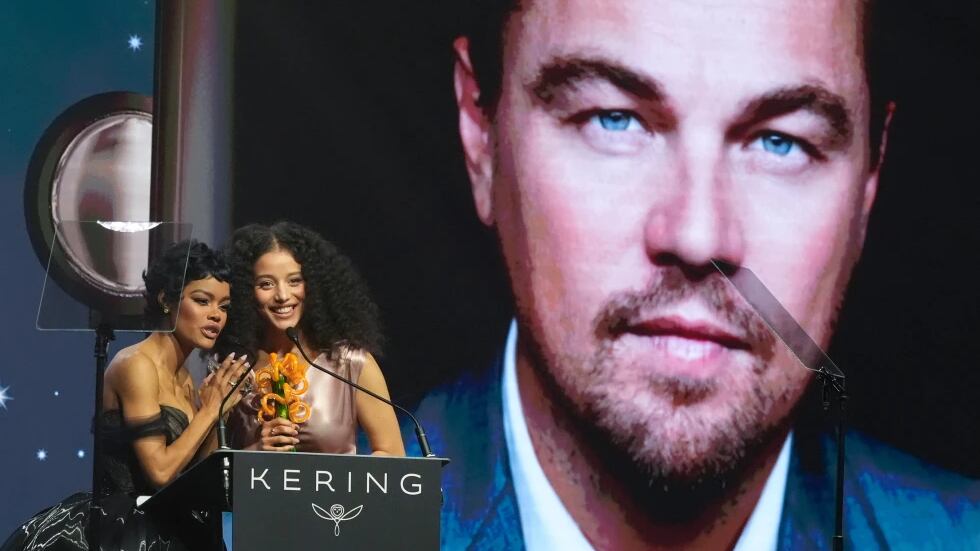 Teyana Taylor (izq) y Chase Infiniti aceptan el premio en nombre de Leonardo DiCaprio en el 37mo Festival de Cine de Palm Springs en Palm Springs, California, el 3 de enero del 2025. (AP foto/Chris Pizzello)