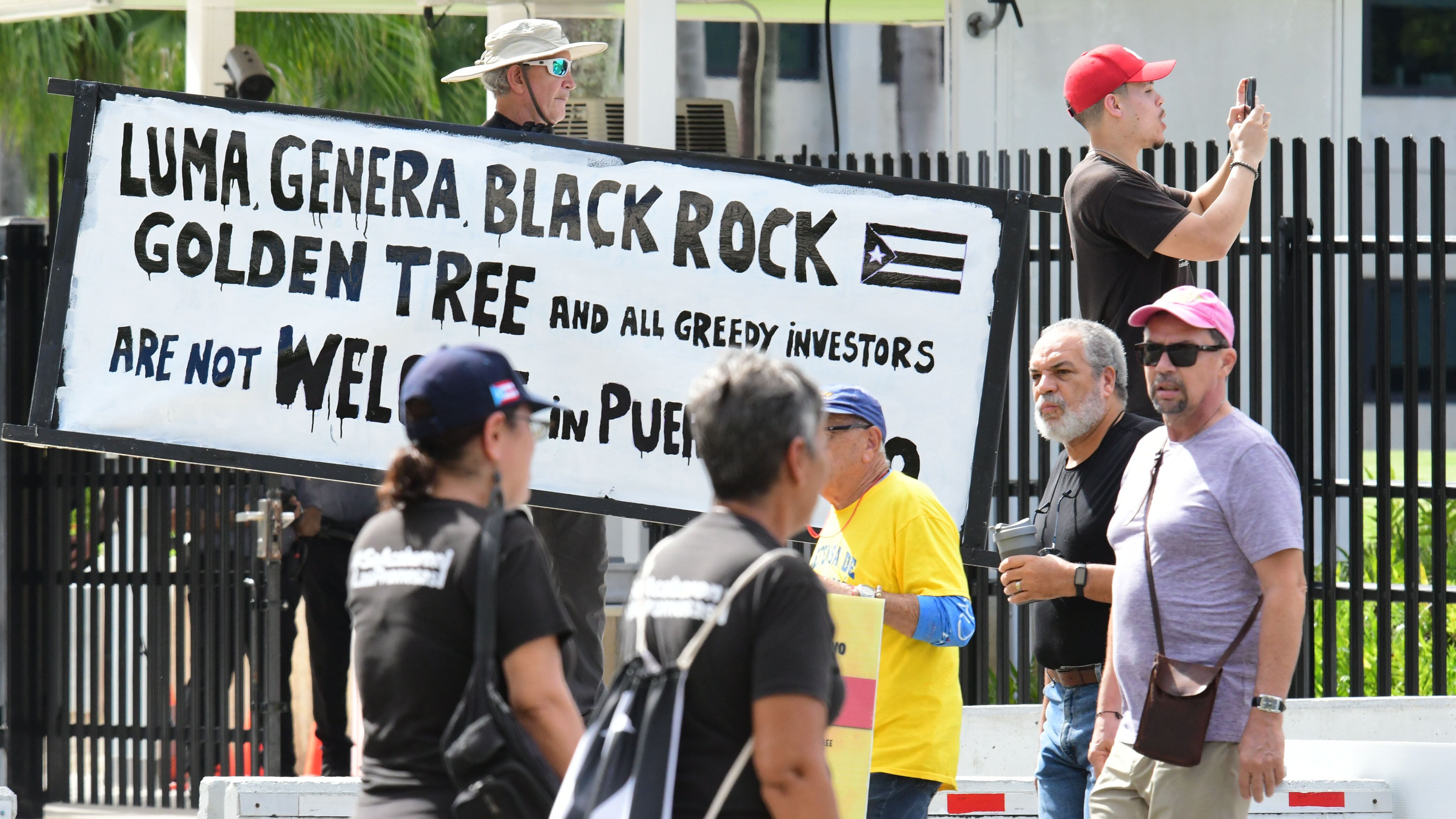 UTIER y otras organizaciones protestan frente al Tribunal Federal, en contra de la reorganización de la deuda de la AEE