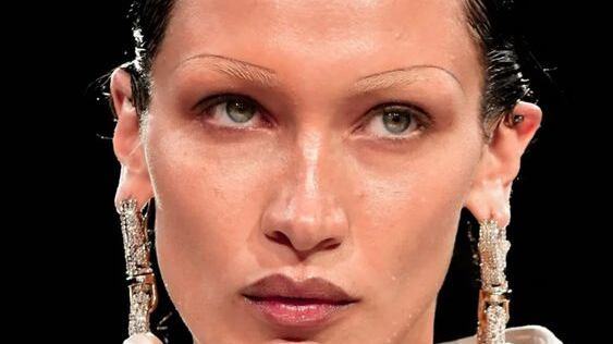 Bella Hadid confirma que a sobrancelha fina está oficialmente de volta.