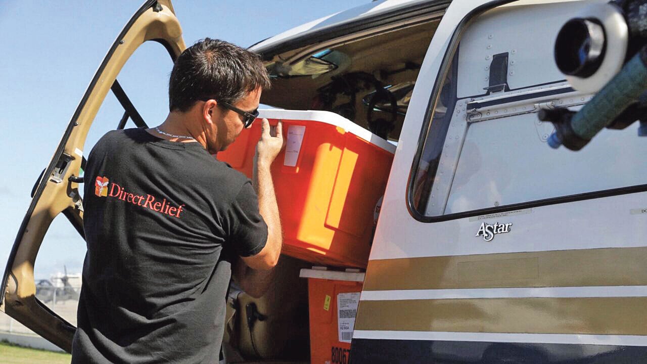 La ayuda médica de emergencia se cargó en un helicóptero con destino a Vieques, una isla ubicada a 128 kilómetros al este de San Juan, Puerto Rico.