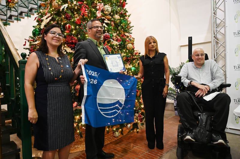 La directora Ejecutiva, Carmen Valentin entrega títulos de Bandera Azul a distintas organizaciones.