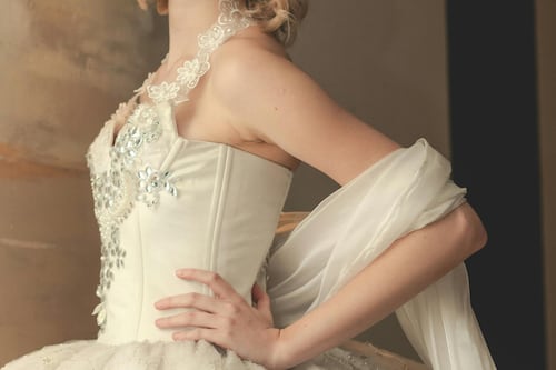 ¿Qué es el bridalcore? La tendencia que tiene a todas las mujeres vestidas como “novias” y que acaparó en los Oscar