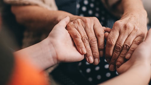 Manipuló la mano de su madre moribunda para firmar un testamento de más de USD 900 mil dólares
