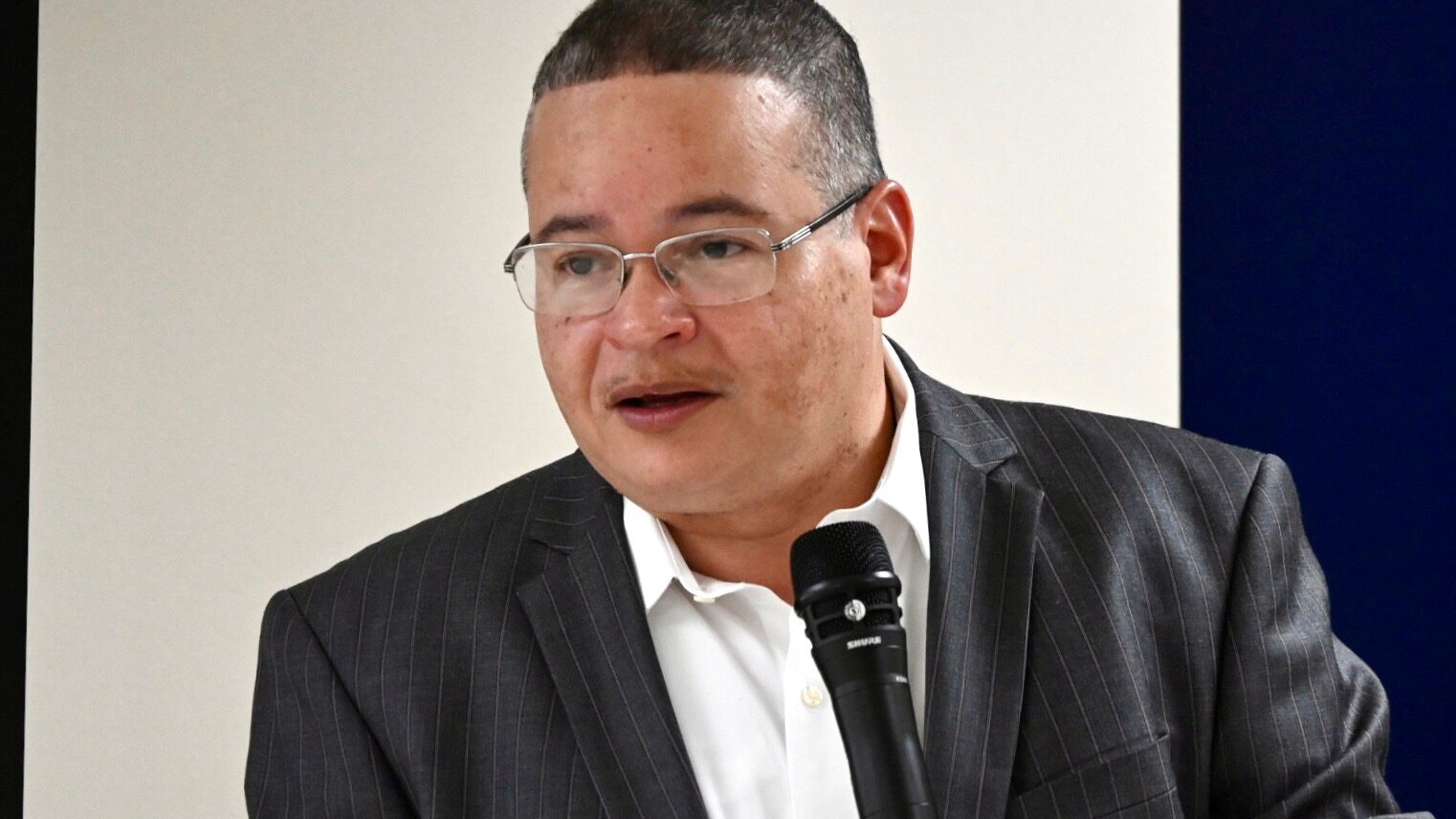 El secretario evitó expresar una postura clara sobre el posible impacto que tendría en los servicios médicos el cambio de interpretación legal promovido por la nueva secretaria de Justicia, Lourdes Gómez Torres, en torno al aborto en la isla. Metro PR. 12 de mayo de 2025.