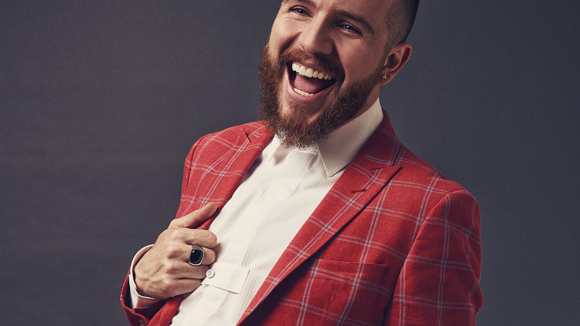 El conferencista comparte frases de vida y busca dar herramientas para superar los obstáculos.