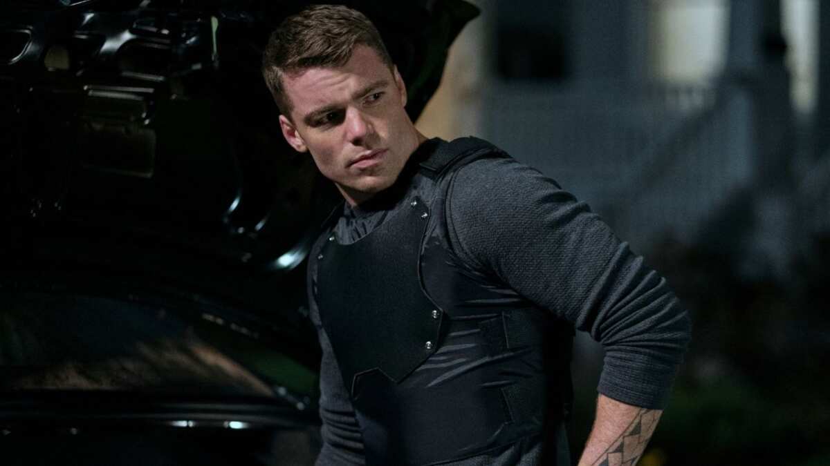 Gabriel Basso como Peter Sutherland en la primera temporada de 'El agente nocturno'