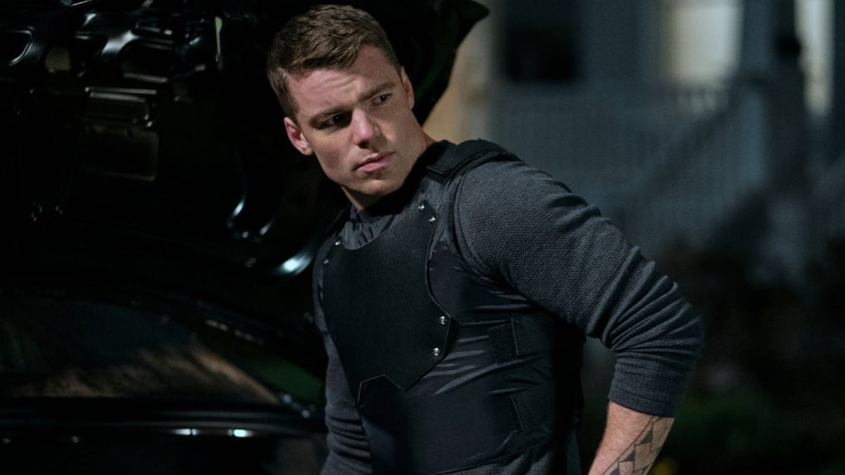 Gabriel Basso como Peter Sutherland en la primera temporada de 'El agente nocturno'