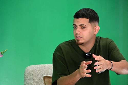 Gongo atrapa caimán de gran tamaño en Barceloneta