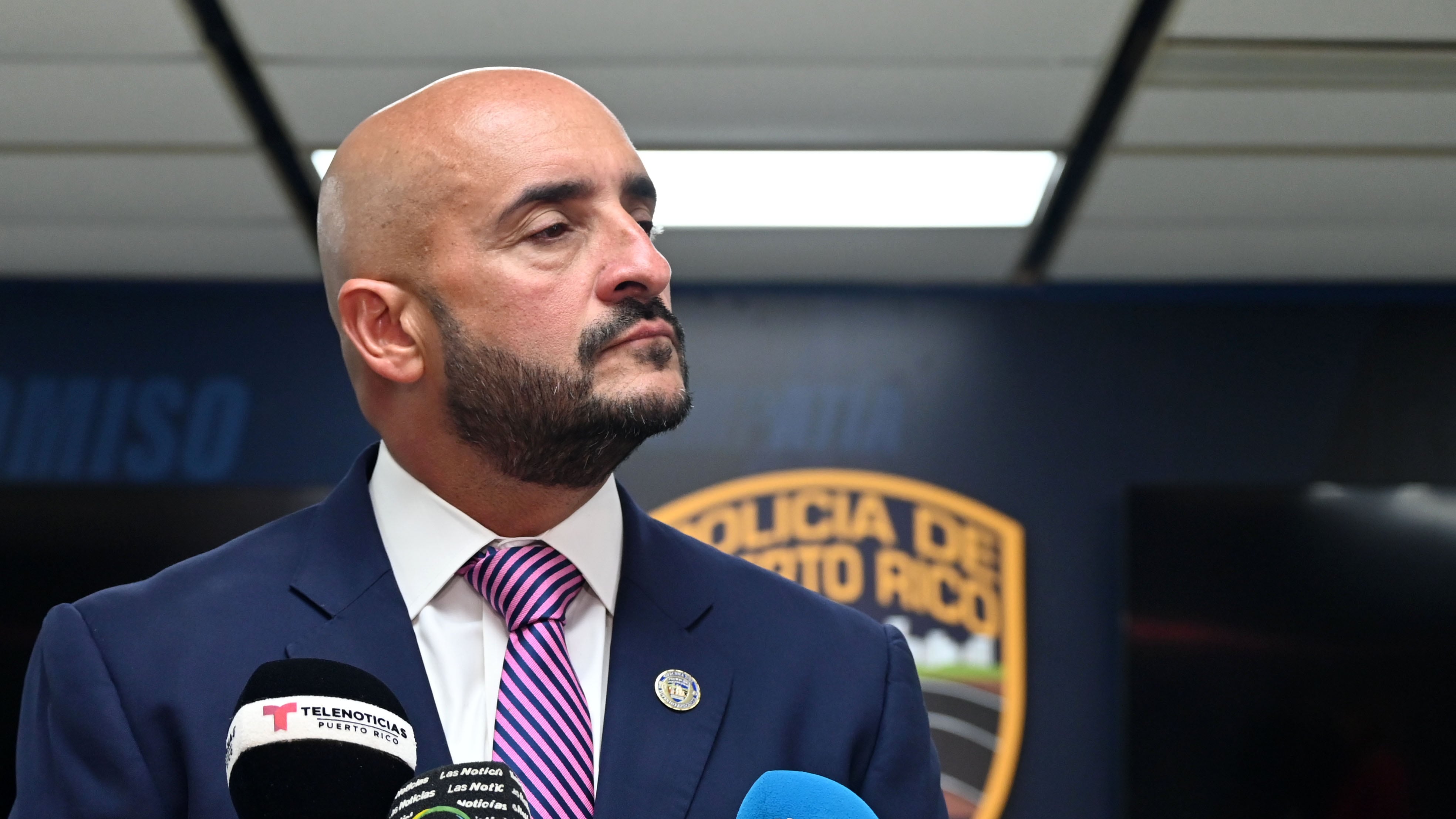 El superintendente de la policía, Joseph González, anuncia la suspensión de la escolta a la ex gobernadora Wanda Vázquez Garced.