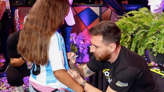 La niña logró conocer a su estrella del fútbol favorita