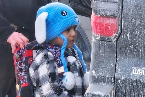 Juez federal ordena la excarcelación de niño de cinco años y su padre detenidos por agentes federales