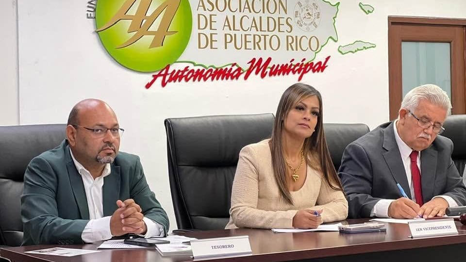 De izquierda a derecha, alcalde Angel ‘Bori’ González de Río Grande, alcaldesa Miraidaliz Rosario Pagán de Naguabo, vicepresidenta y Jorge ‘Georgie’ González, alcalde de Jayuya y presidente de la Asociación