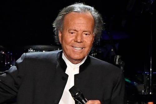 Julio Iglesias reacciona a denuncias por supuesto abuso sexual; “está preparando su defensa”