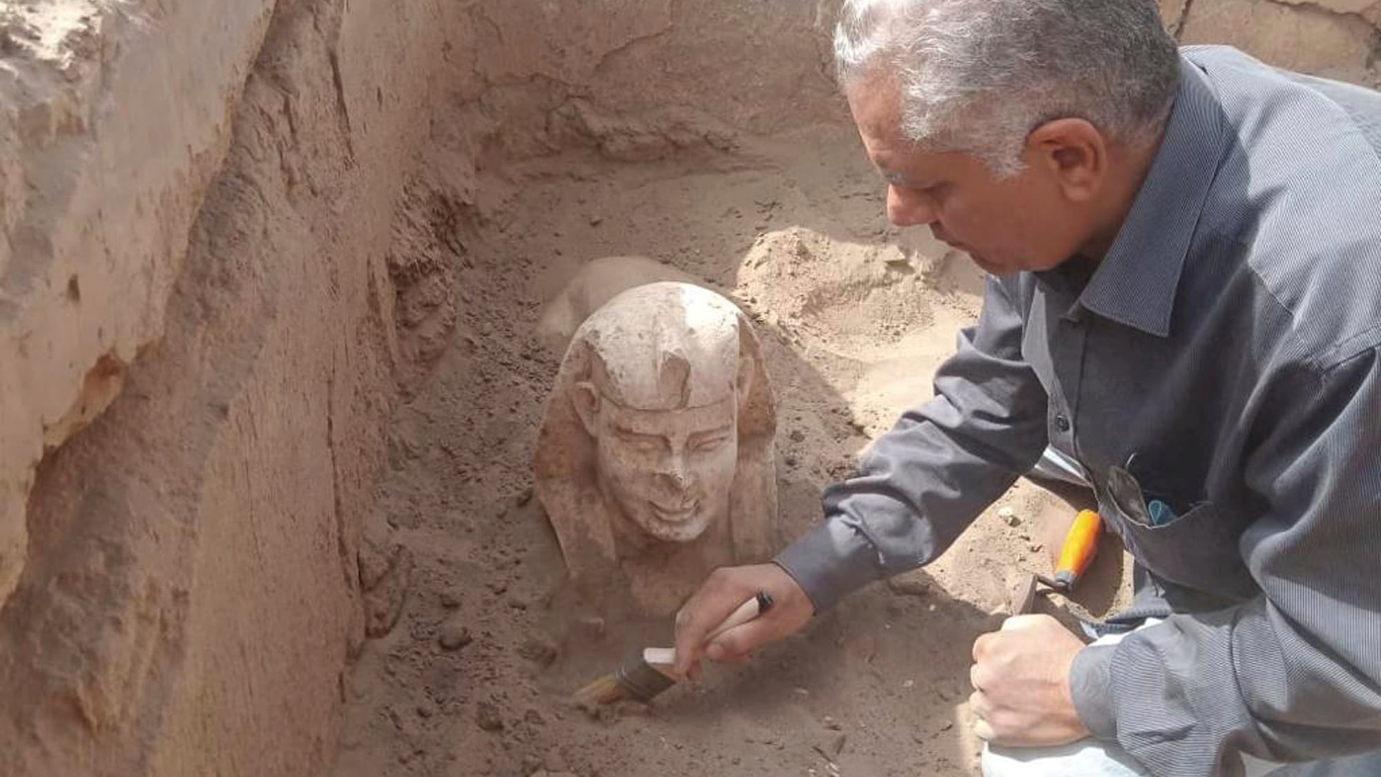 Egipto: Autoridades descubren esfinge de tamaño pequeño y restos de santuario antiguo al sur del país