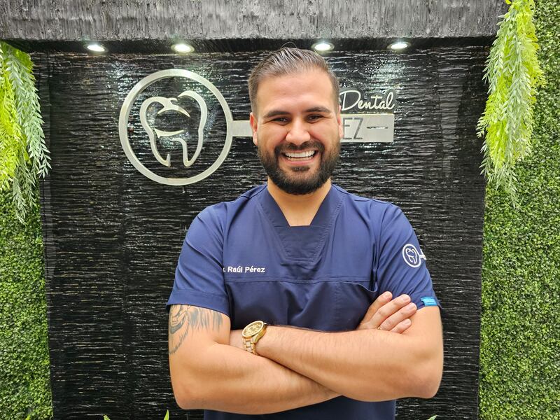 El dentista de los famosos hace realidad las locuras del cantante del corrido tumbado.