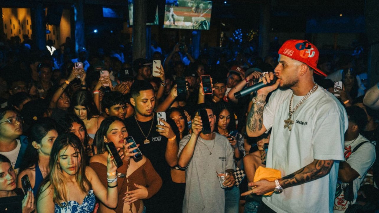 Dei V junto a sus fanáticos en el listening party de su disco "Underwater" celebrado en Salinas, Puerto Rico.