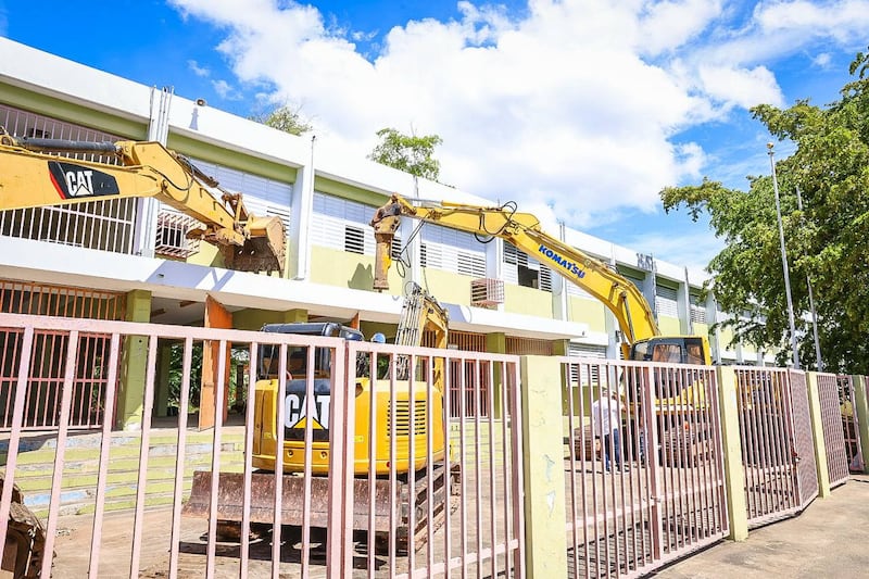 Comienzan los trabajos de demolición de escuela afectada por los terremotos en Guánica.
