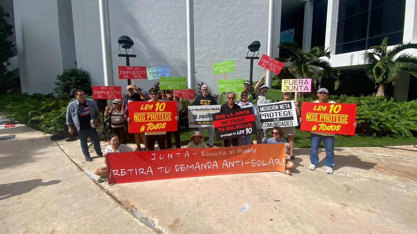 Los manifestantes denuncian que la propuesta de la Junta podría poner en riesgo miles de empleos en la industria de energía renovable.