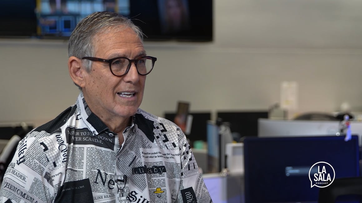 El nuevo espacio expone las historias del trabajo periodístico en una conversación honesta entre dos reporteros desde el centro de la redacción del Departamento de Noticias. Una vez al mes, un dúo de periodistas compartirá sus experiencias detrás de cámaras, anécdotas que ponen en contexto la cobertura diaria y los momentos que forman parte de la historia del país.