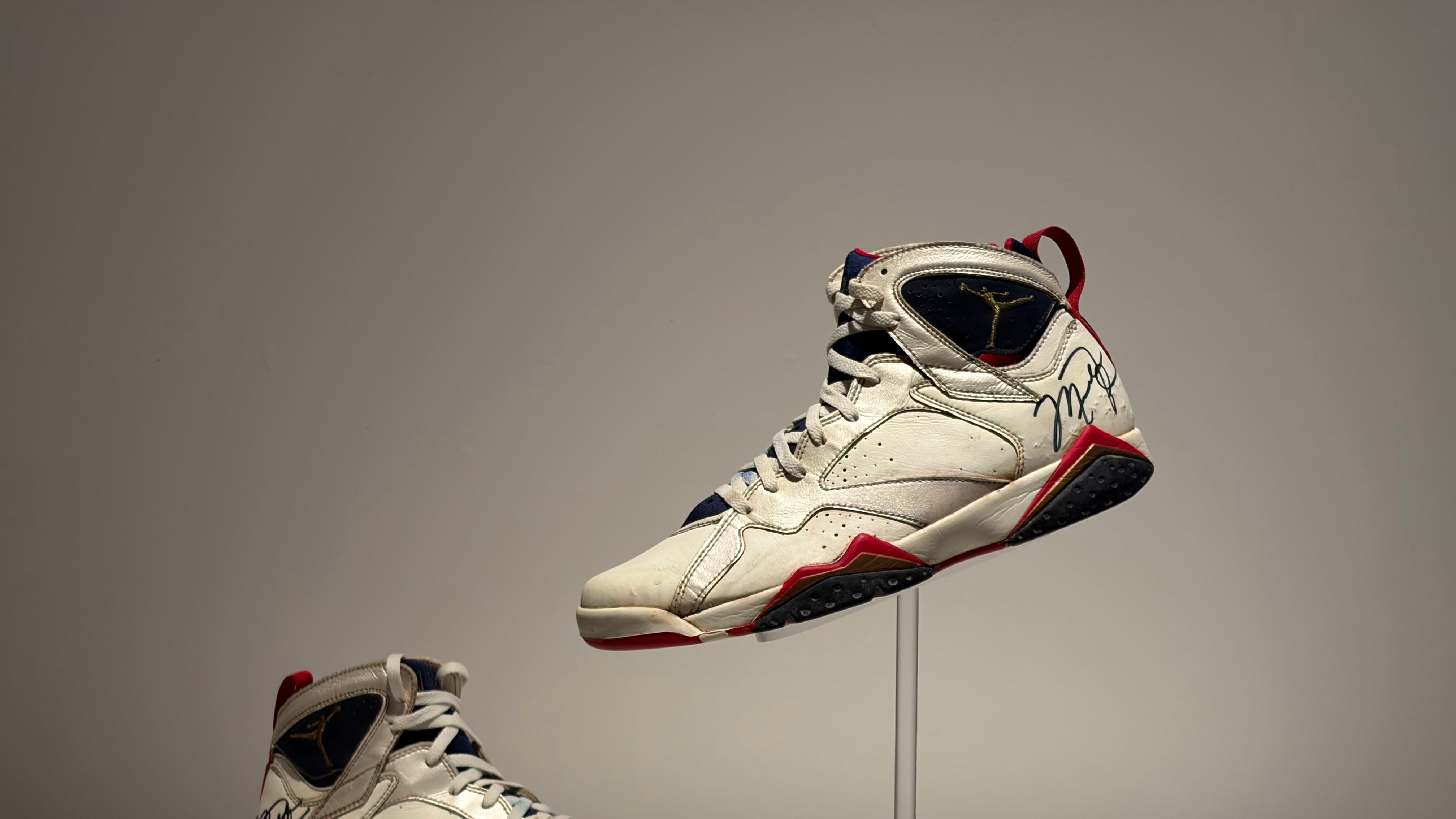 Fotografía que muestra unas zapatillas usadas y firmadas por exbasquetbolista Michael Jordan que forman parte de la colección del exbasquetbolista Scottie Pippen en Nueva York (Estados Unidos). EFE/Jan Téllez Asensio