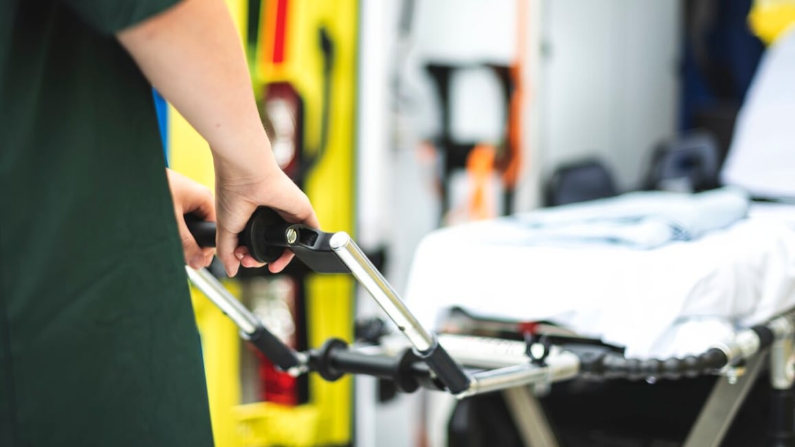 Paramédicos en el trabajo con una ambulancia