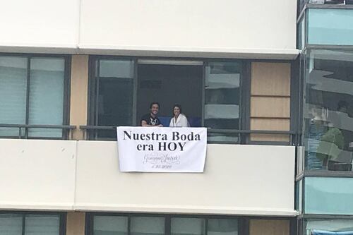 Novios confinados por el coronavirus se casan en su balcón en Santurce
