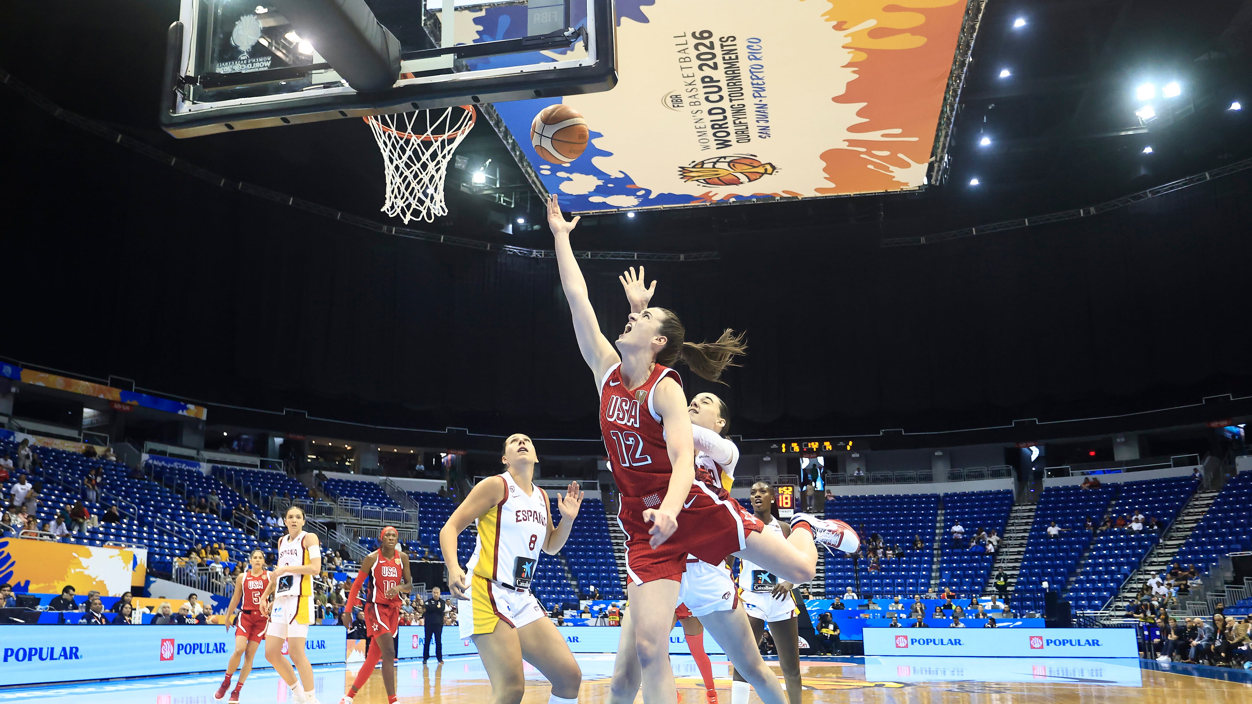 Caitlin Clark (c), de Estados Unidos, lanza el balón durante un partido del Torneo Premundial de Baloncesto Femenino FIBA 2026 entre España y Estados Unidos en el coliseo José Miguel Agrelot 'El Choli', en San Juan (Puerto Rico). EFE/Thais Llorca